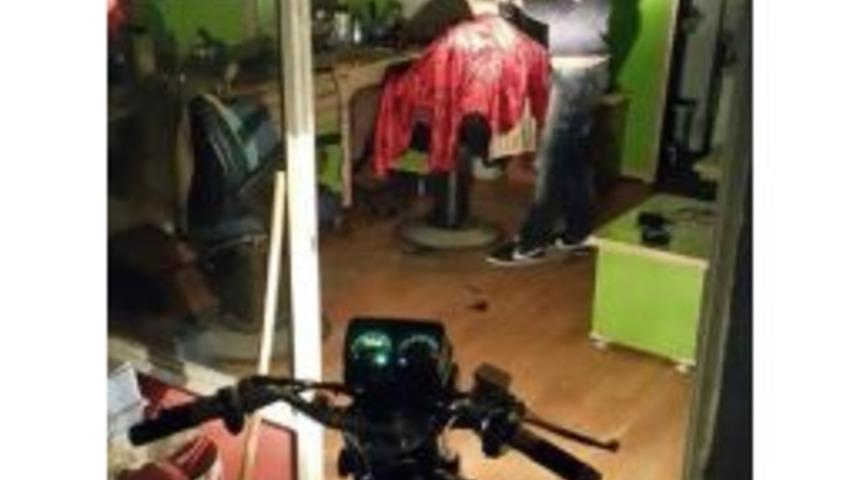 Elektrik Kesintisine Kuaförden İlginç Çözüm