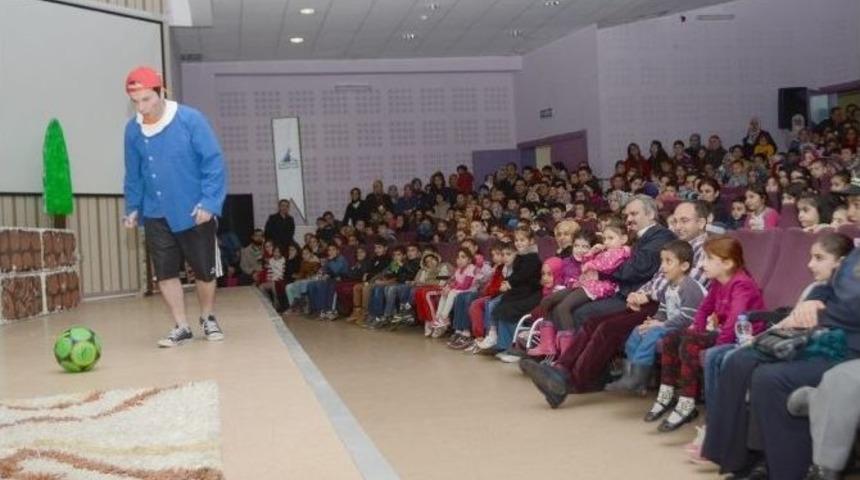 &Uuml;z&uuml;lmez, &Ccedil;ocuklarla Tiyatro İzledi