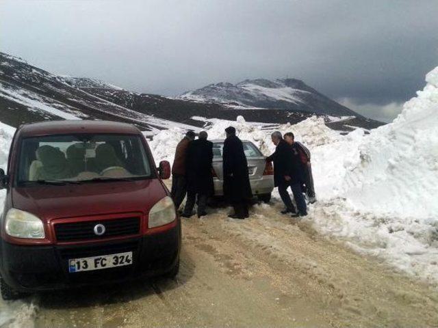 Adilcevaz'da Kardan Kapanan Yollar Açılıyor