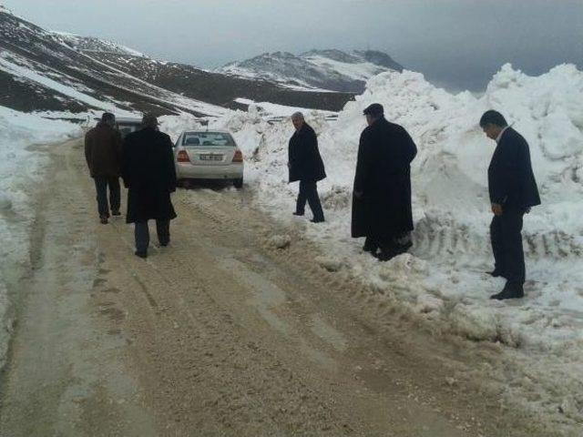 Adilcevaz'da Kardan Kapanan Yollar Açılıyor