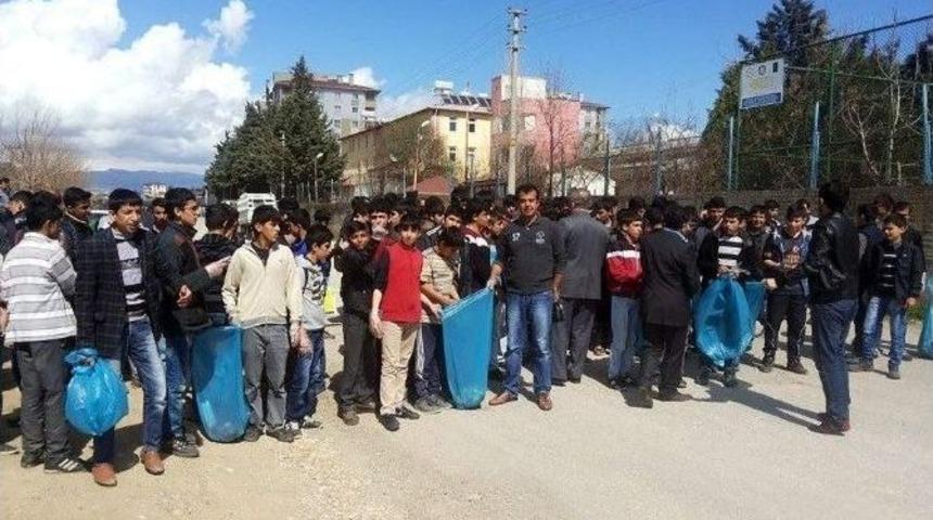 &Ouml;ğrenciler Mahalleyi Temizledi