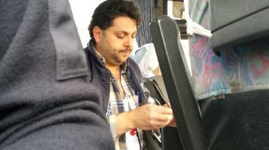 Minib&uuml;s Şof&ouml;r&uuml;n&uuml; Karnından Bı&ccedil;aklayıp Ka&ccedil;tılar