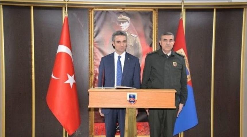 Vali Baruş, İl Jandarma Komutanlığı&rsquo;nı Ziyaret Etti