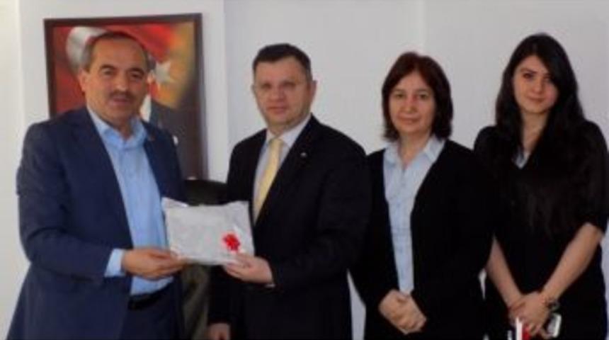 Ulus K&uuml;t&uuml;phane M&uuml;d&uuml;r&uuml; Akman&rsquo;dan, Başkan Uzun&rsquo;a Ziyaret