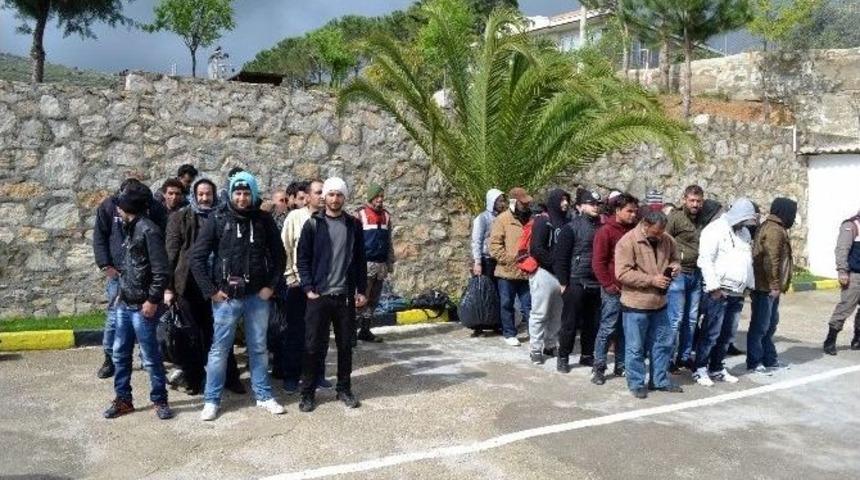 &lsquo;ara&ccedil; Bozuldu&rsquo; Diyerek Yetmiş Ka&ccedil;ağı Bırakıp Ka&ccedil;tılar