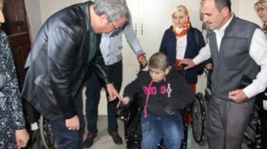 İki Engelliye Ak&uuml;l&uuml; Tekerlekli Sandalye