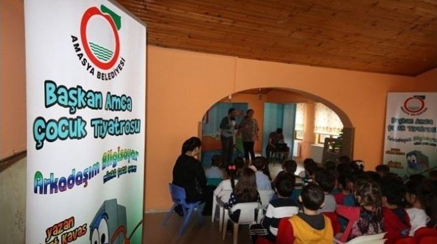 Başkan &Ouml;zdemir &Ccedil;ocuklarla Tiyatro İzledi