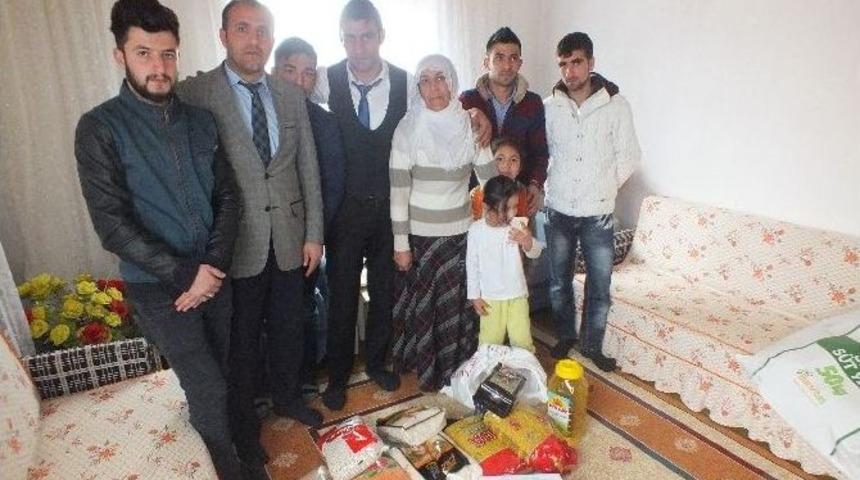 Malazgirt Gen&ccedil;lik Tiyatrosu Ekibinden &Ouml;rnek Davranış