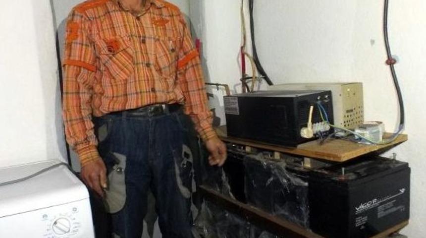 G&uuml;neş Paneli Ve R&uuml;zgar G&uuml;l&uuml; Ile Kendi Elektriğini &Uuml;retiyor