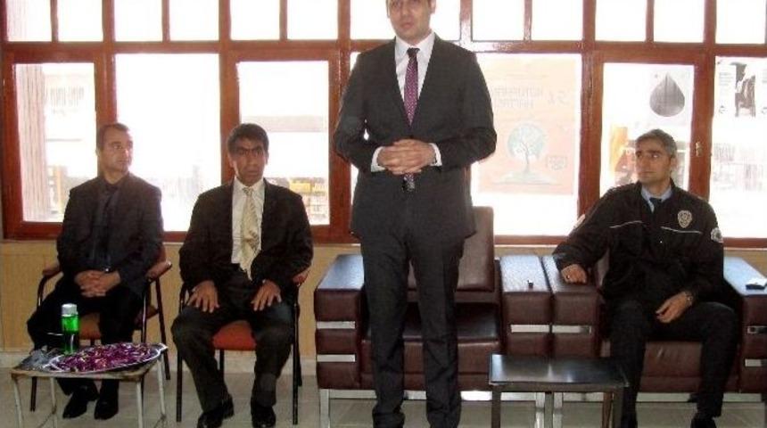 Kaymakam Karabektaş &Ouml;ğrencilerle Kitap Okudu