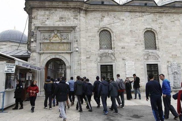 41 Gen&ccedil; Tarihi İstanbul Turunda 1