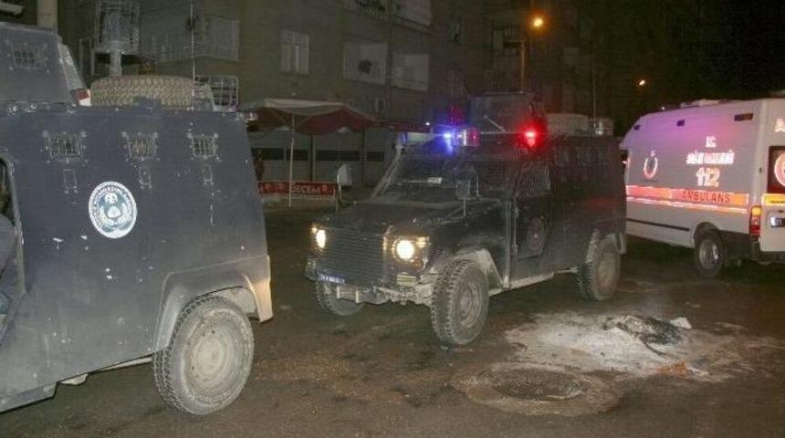 Diyarbakır&rsquo;da Akli Dengesi Bozuk Şahıs Mobese Direğine &Ccedil;ıktı