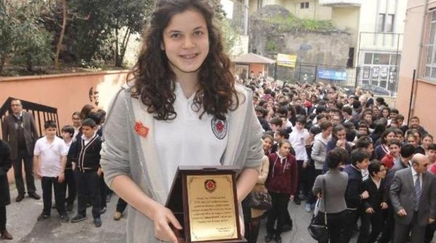 Kocaelili Y&uuml;z&uuml;c&uuml; Zeliha, Portekiz'den Bir Altın Bir G&uuml;m&uuml;şle D&ouml;nd&uuml;
