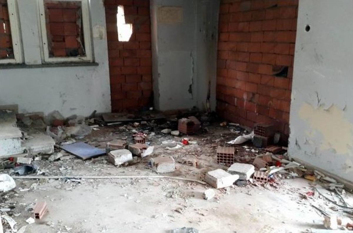 Bandırma&rsquo;daki Eski Hastane Binaları Tehlike Sa&ccedil;ıyor