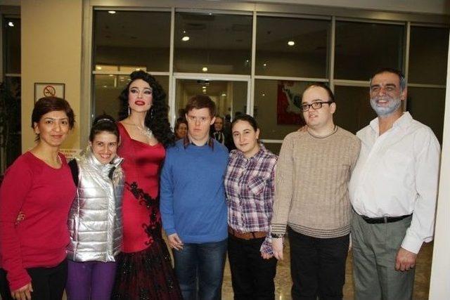 Down Sendromlu Çocuklara Lüküs Hayat Müzikaline Özel Davet 1
