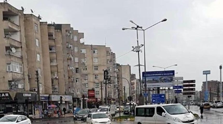 Diyarbakır'da Dereye D&ouml;nen Cadde, Yayalara Ge&ccedil;it Vermedi