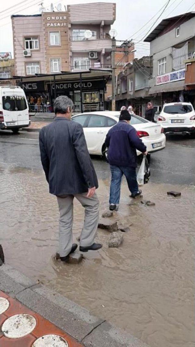 Diyarbakır da Dereye Dönen Cadde, Yayalara Geçit Vermedi 1
