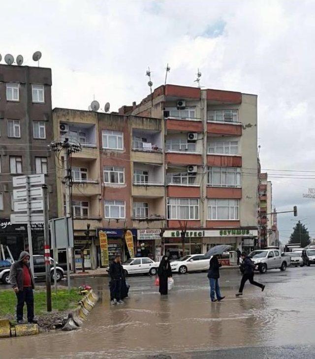 Diyarbakır da Dereye Dönen Cadde, Yayalara Geçit Vermedi 2