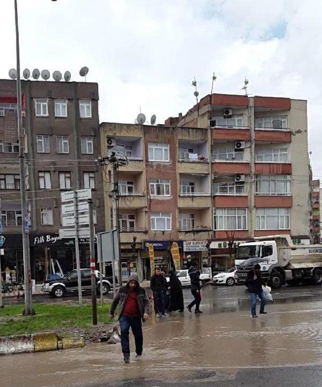 Diyarbakır da Dereye Dönen Cadde, Yayalara Geçit Vermedi 3