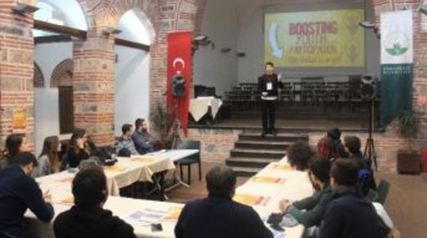 Gen&ccedil;ler Politikadaki Rollerini Tartıştı