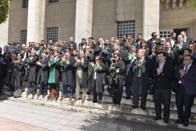 Adana Adliyesi'nde, Savcı Kiraz'ın Şehit Edilmesi Protesto Edildi