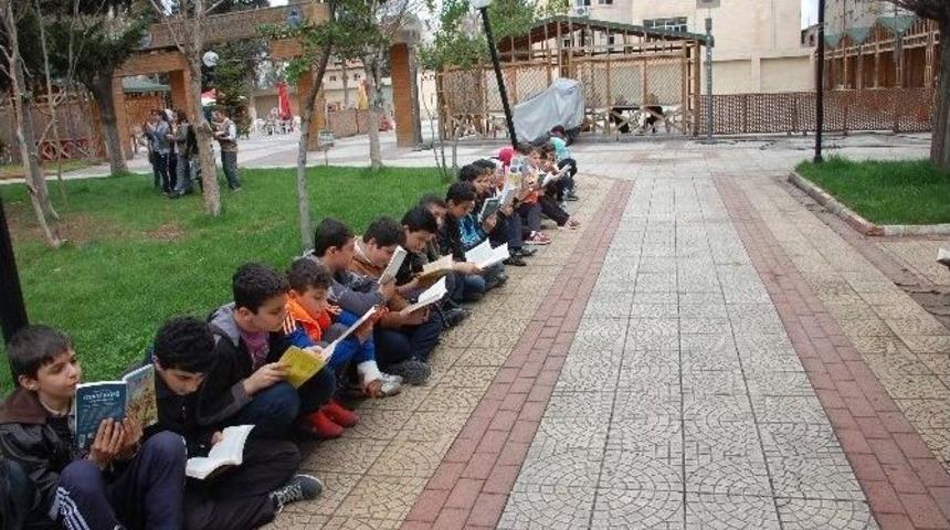 K&uuml;t&uuml;phaneler Haftası Kapsamında Onlarca Kişi Kitap Okudu