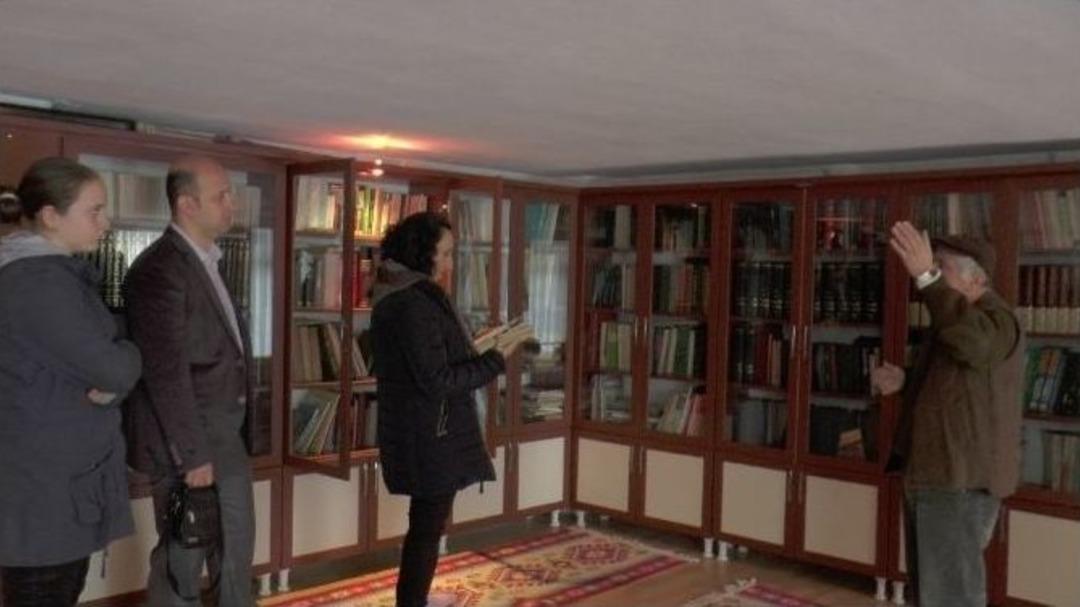 Evini K&uuml;t&uuml;phaneye &Ccedil;evirdi