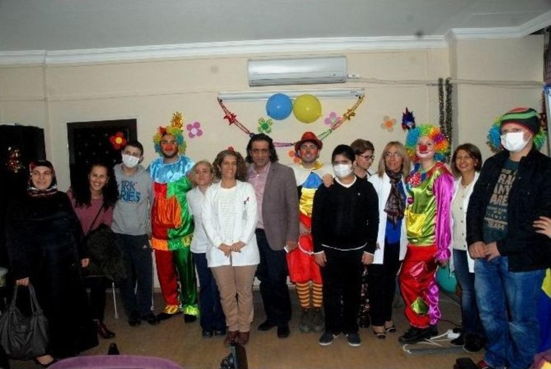 Kanserli &Ccedil;ocuklar K&uuml;rt&ccedil;e Şarkılar Eşliğinde Eğlendi