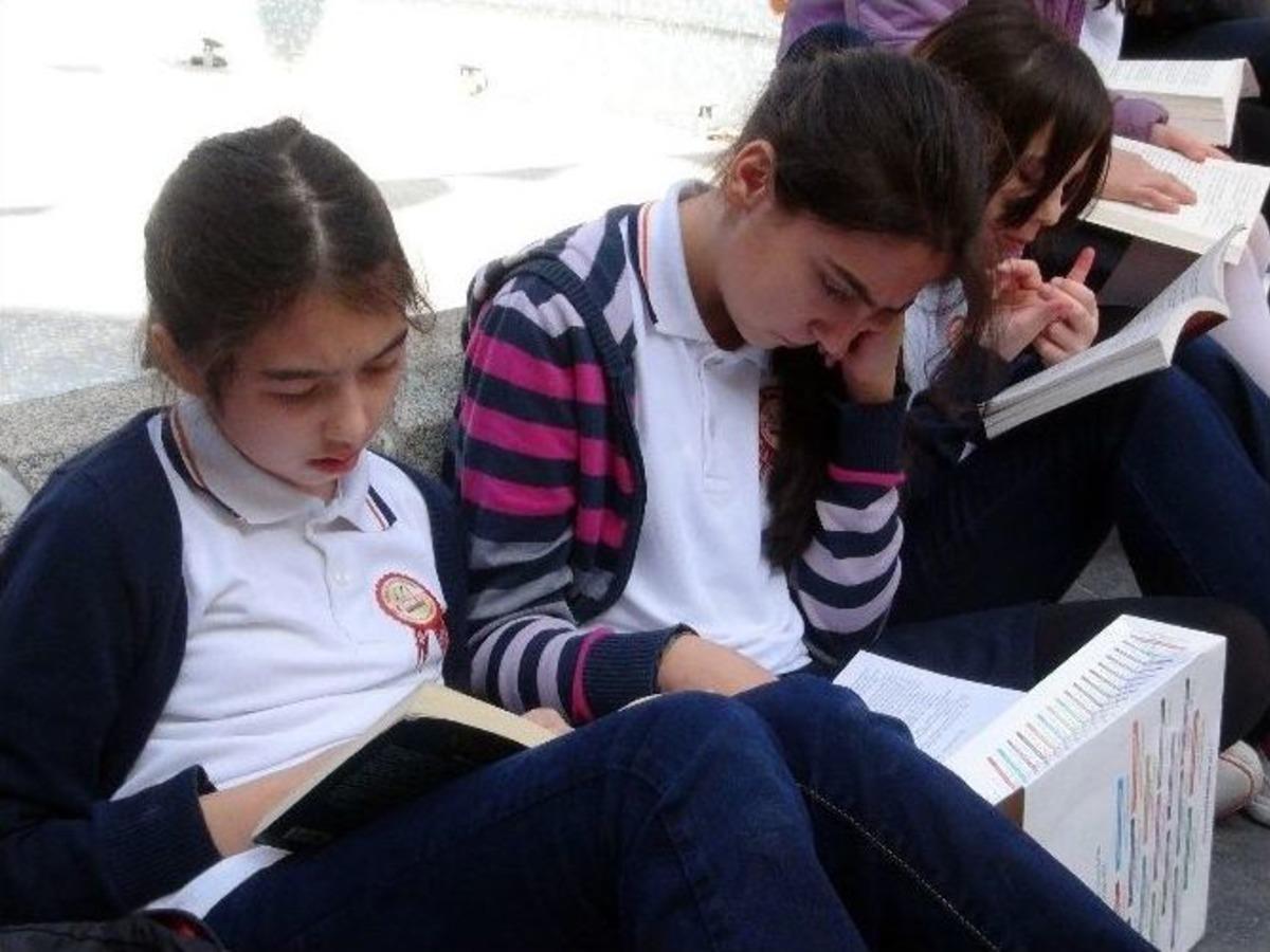 Meydanda Kitap Okudular