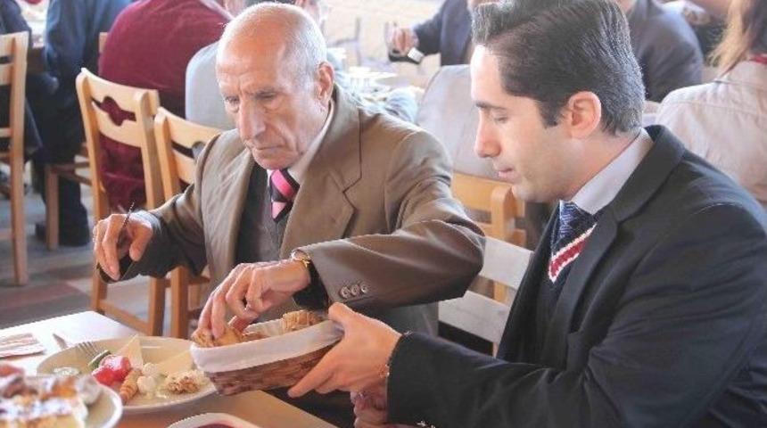 D&ouml;şemealtı&rsquo;nda Huzurevi Sakinlerine Kahvaltı D&uuml;zenlendi