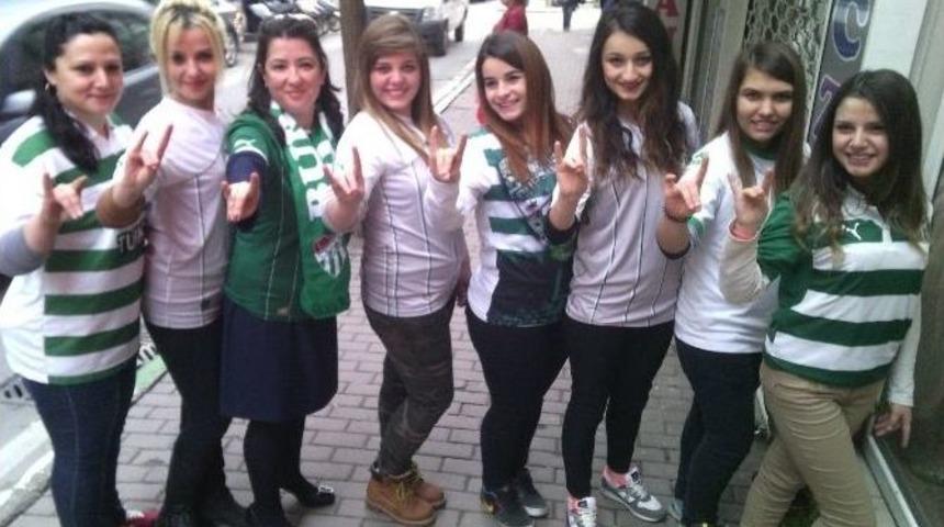 Bursasporlu Kadın Taraftarlardan &Ccedil;akın&rsquo;a Destek