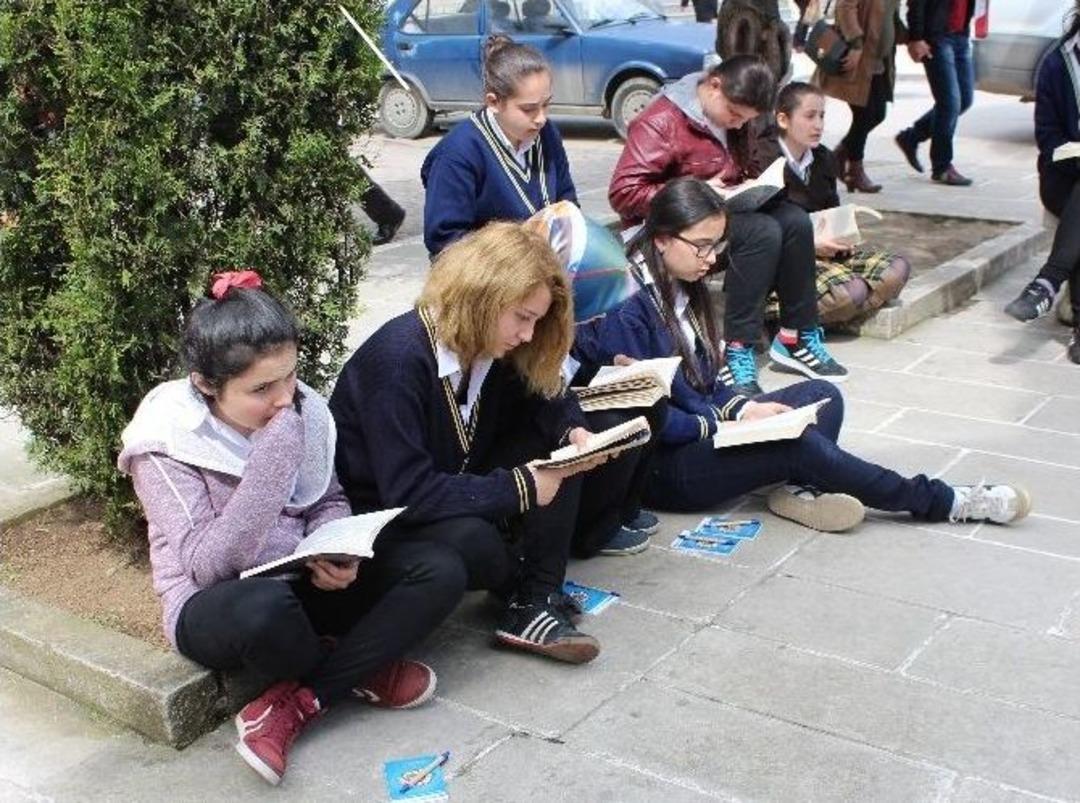 Ordu&rsquo;da Sokakta Kitap Okudular