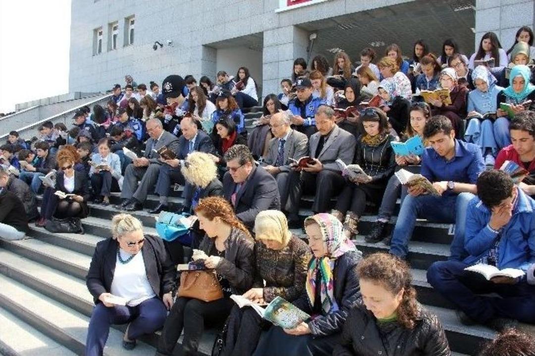 Valilik Bah&ccedil;esinde Kitap Okuma Etkinliği