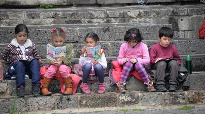 Diyarbakır'da Tarihi İ&ccedil;kale'de Kitap Okuma Etkinliği