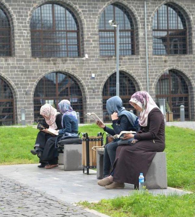 Diyarbakır da Tarihi İçkale de Kitap Okuma Etkinliği 3