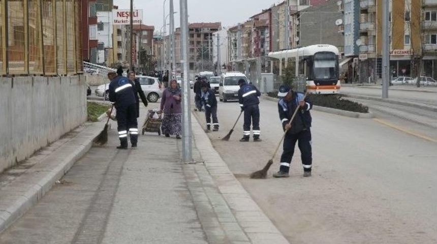 Odunpazarı Belediyesi Ekiplerinden Emek Ve Ertaş Mahallelerinde Temizlik &Ccedil;alışması