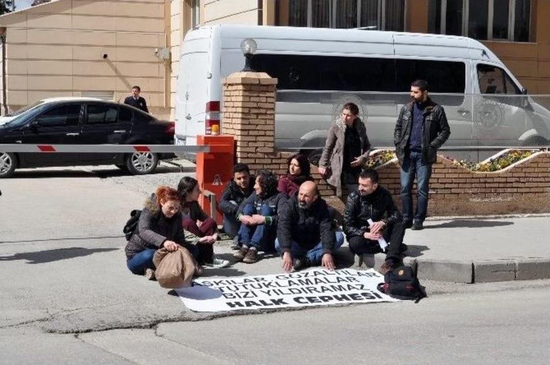 Arkadaşları G&ouml;zaltına Alındı, O G&ouml;zyaşlarına Boğuldu