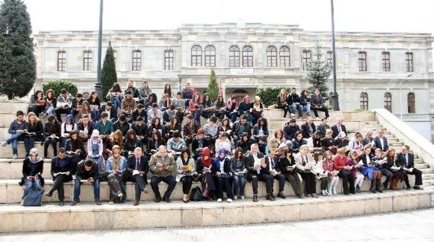 Meydanda Sessizce Kitap Okudular