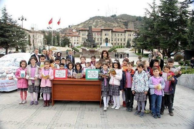 Meydanda Sessizce Kitap Okudular 1