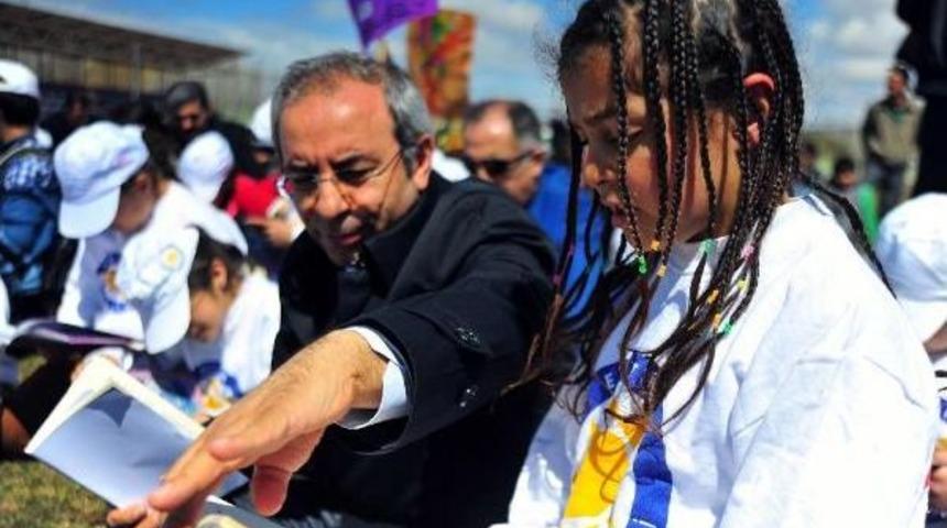 Van'da Kitap Okuma Ve Oturma Eylemi