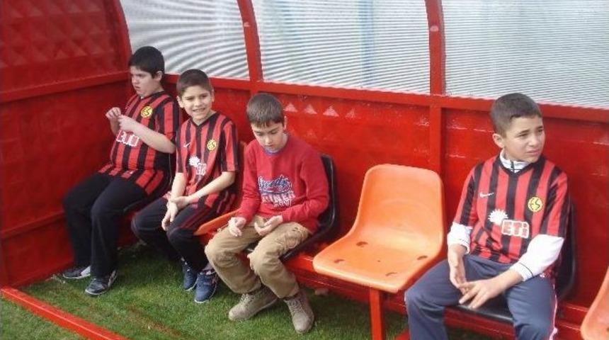 Otistik &Ccedil;ocuklar Eskişehirsporlu Futbolcularla Antrenman Yaptı