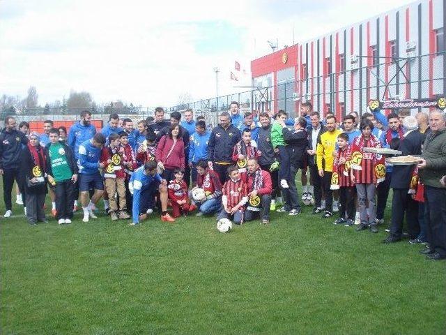 Otistik Çocuklar Eskişehirsporlu Futbolcularla Antrenman Yaptı