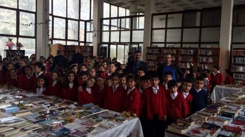 İlk&ouml;ğretim Okulu &Ouml;ğrencilerinden Halk K&uuml;t&uuml;phanesine Ziyaret