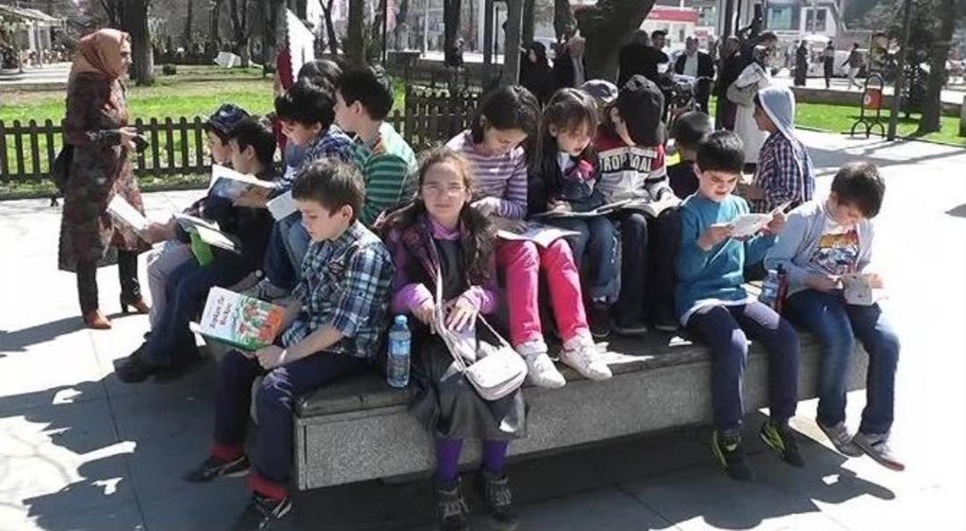 D&uuml;zceliler Kitap Okumak İ&ccedil;in Anıtpark&rsquo;a Toplandı