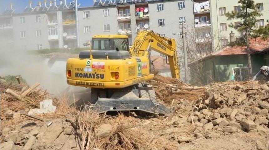 Ereğli&rsquo;de Metruk Binalar Yıkılıyor