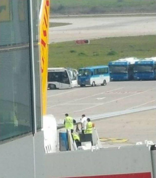 Uçak Arıza Yapınca Onlarca Yolcu Mağdur Oldu 2