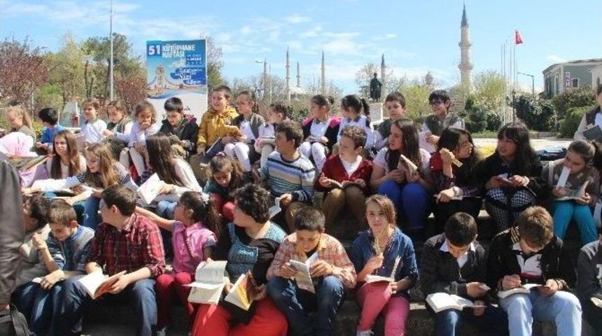 &Ouml;ğrenciler Edirne&rsquo;de Atat&uuml;rk Anıtı &Ouml;n&uuml;nde Kitap Okudu