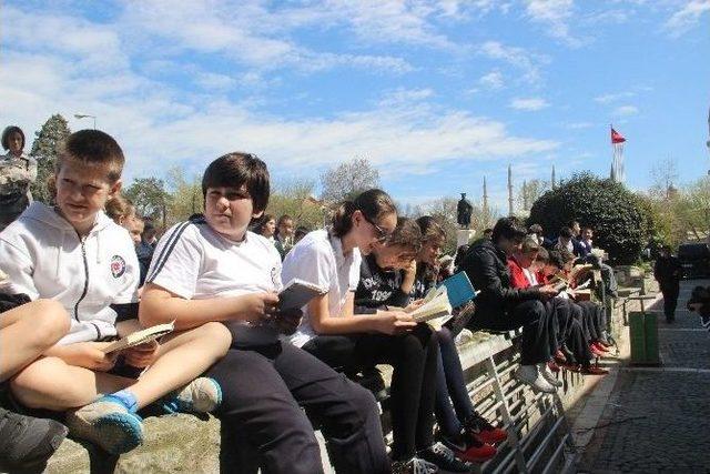 Öğrenciler Edirne’de Atatürk Anıtı Önünde Kitap Okudu