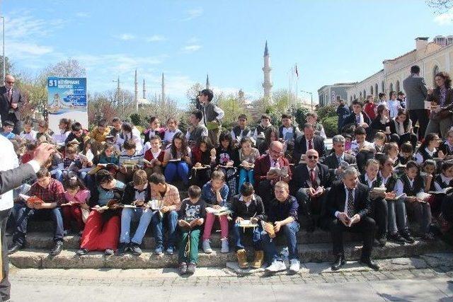 Öğrenciler Edirne’de Atatürk Anıtı Önünde Kitap Okudu