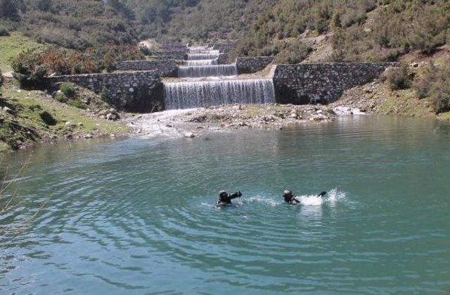 Çalıntı Ihbarıyla Aranan Otomobil Gölette Bulundu 1